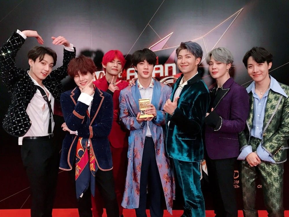 BTS with Artist of the Year award at MAMA 2018