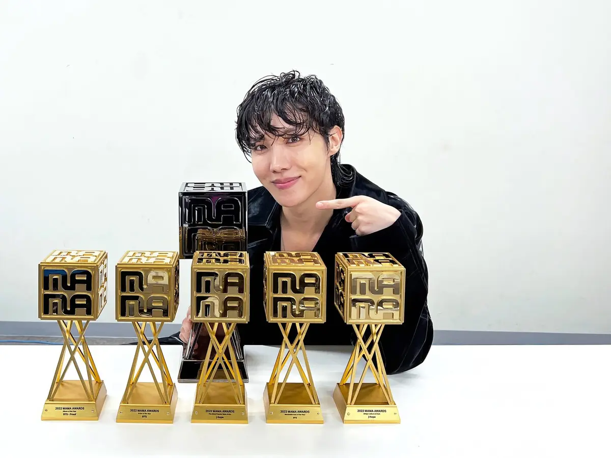 BTS winning Artist of the Year at MAMA 2022